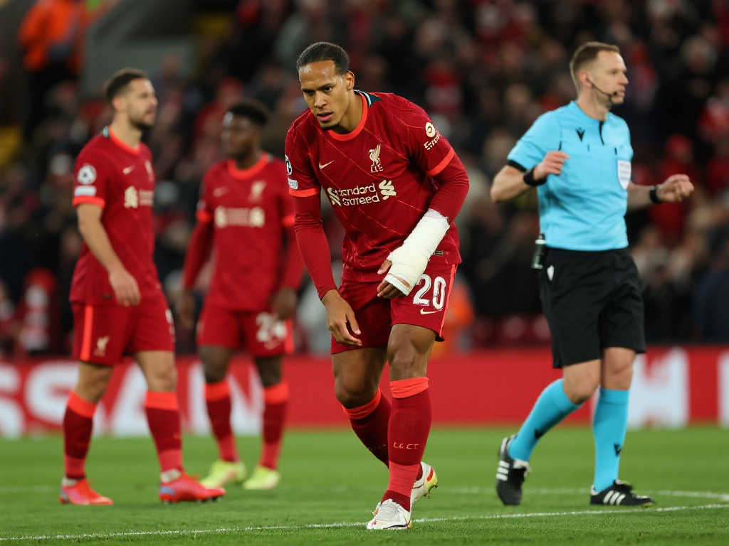 足球报：把握机会能力欠缺、定位球防守失误，本.